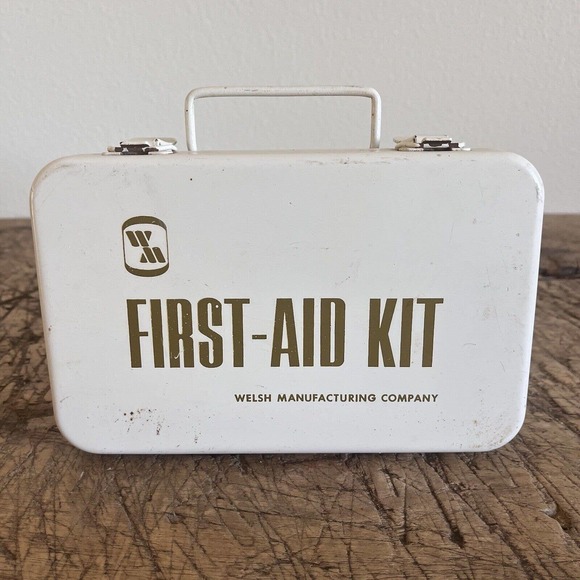 Vintage Welsh First Aid Kit Metal Wall Hanging with Contents - Bandages, etc - Picture 2 of 10